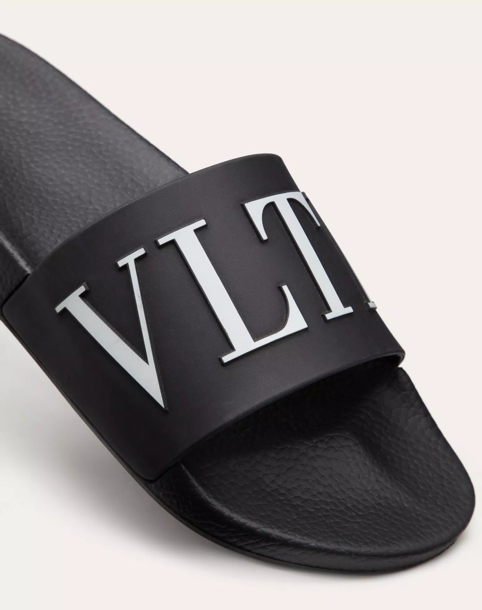 Slipper mit VLNT-Logo